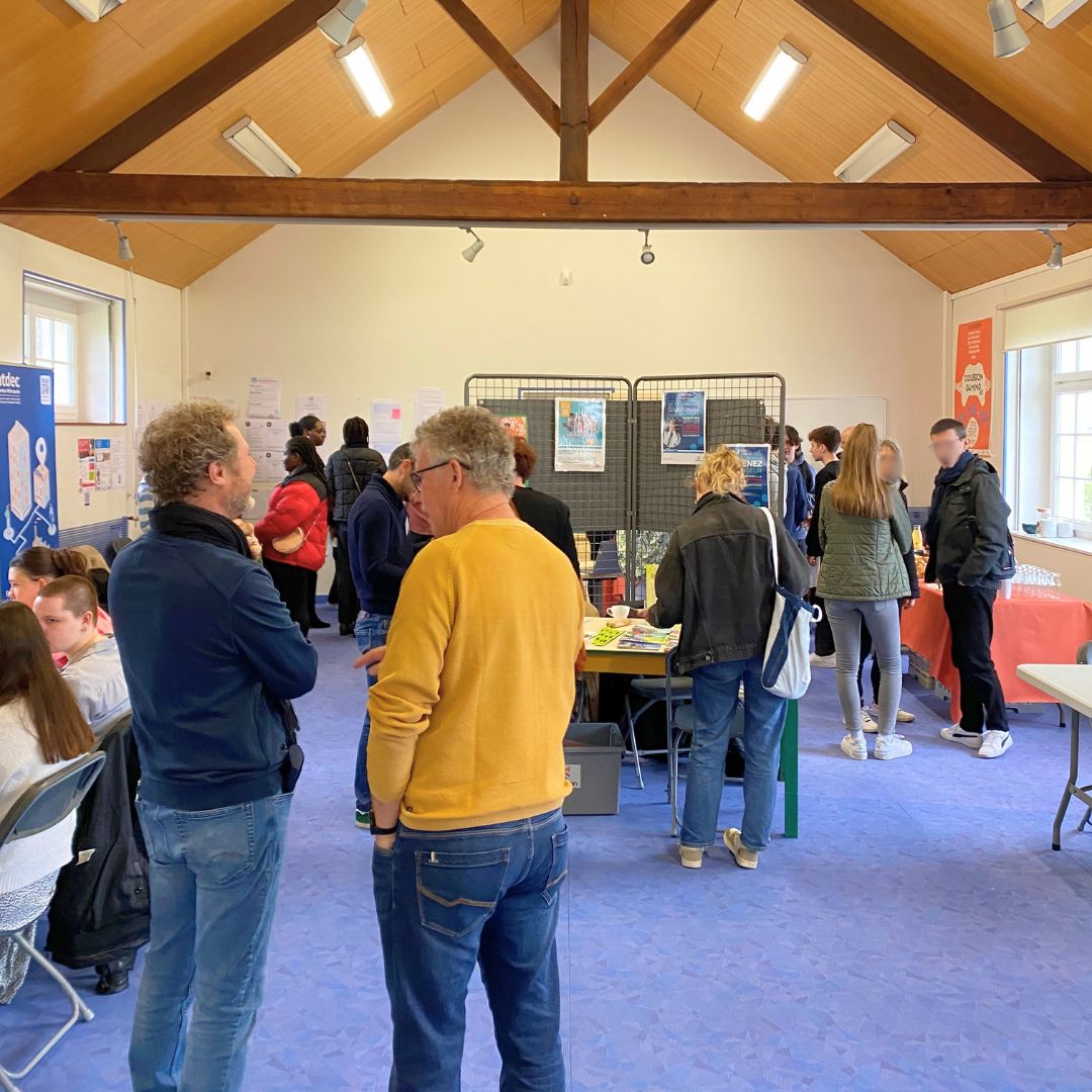 Photo du forum job d'avril 2024 organisé par la Ville de Couëron, en collaboration et avec le soutien de Couëron Entreprises